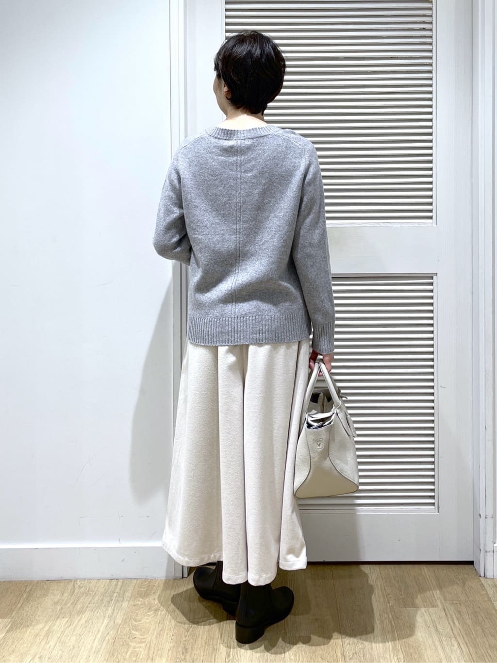 Miyazakiさんの「Dessin｜ウールカシミヤVネック」を使ったコーディネート