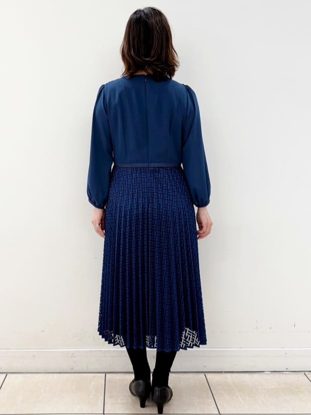 KIKIさんの「Reflect｜【SS-4Lサイズ】シフォン&times;幾何柄レースプリーツワンピース」を使ったコーディネート