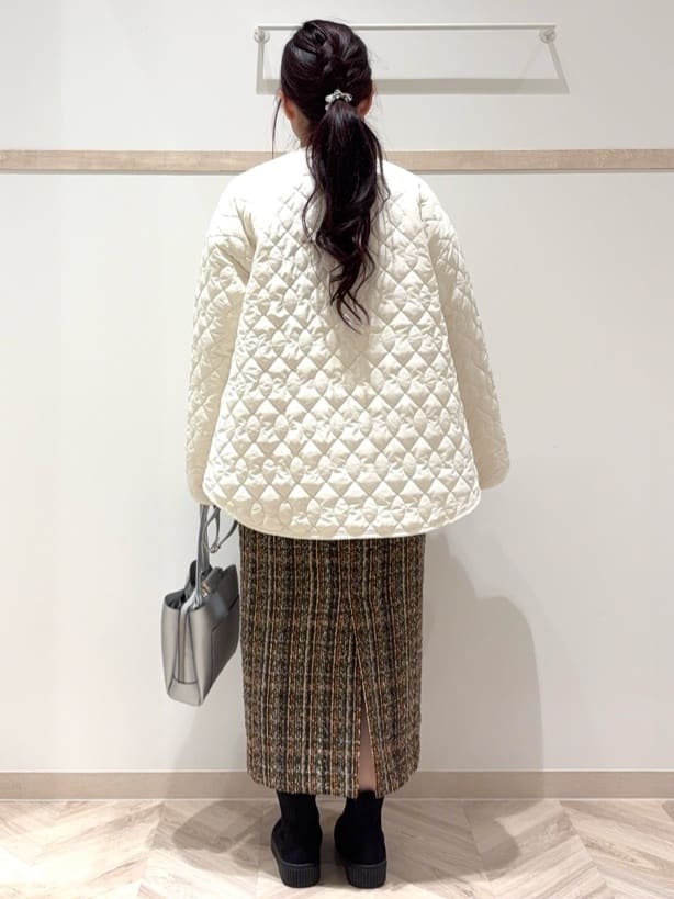 nanaさんの「SHOO･LA･RUE｜【S-LL】ミックスカラーで高見え ラメツイード ナロースカート」を使ったコーディネート