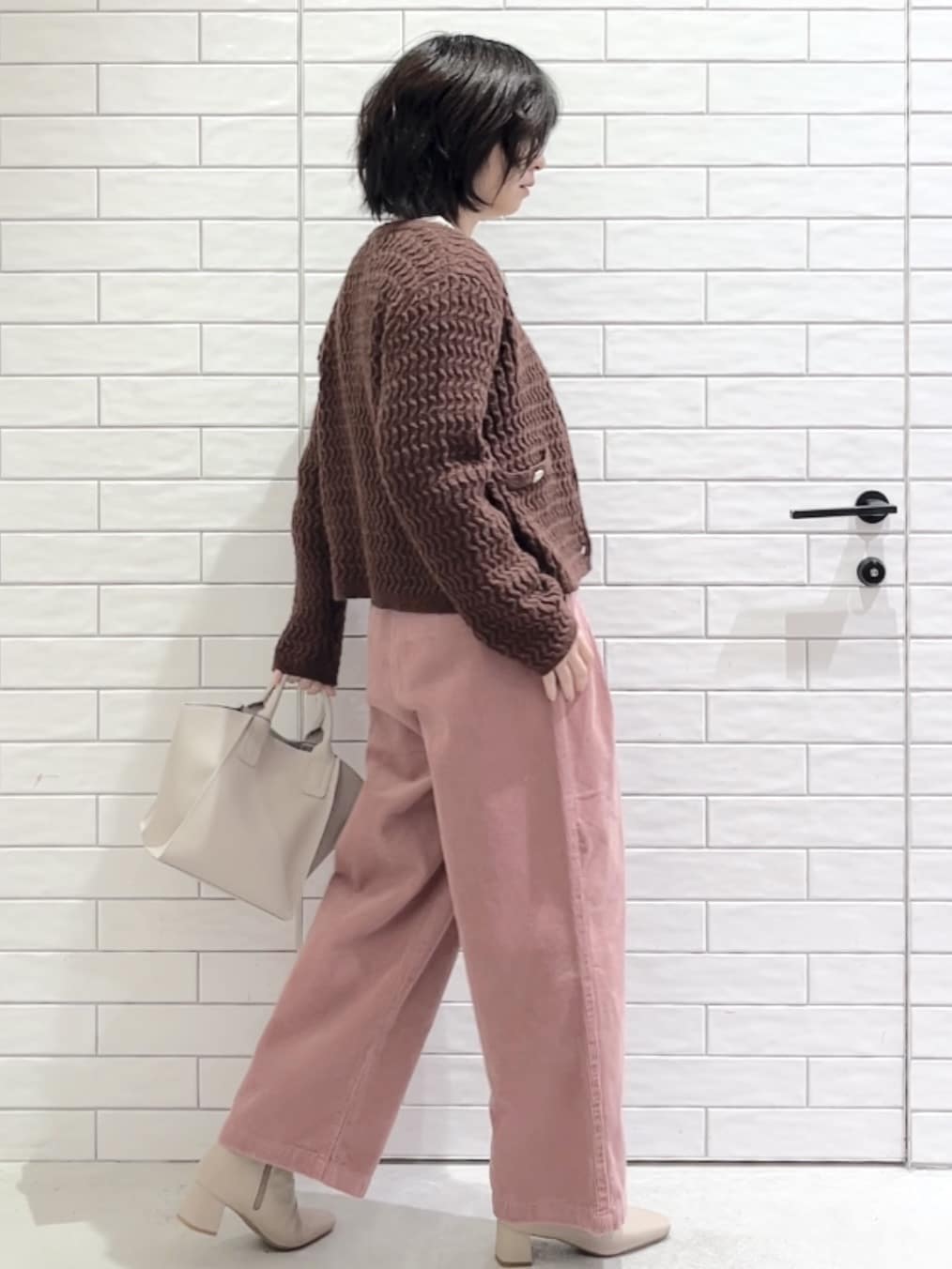 しおりさんの「OPAQUE.CLIP｜モヘヤタッチケーブル金ボタンカーディガン【洗濯機OK】」を使ったコーディネート