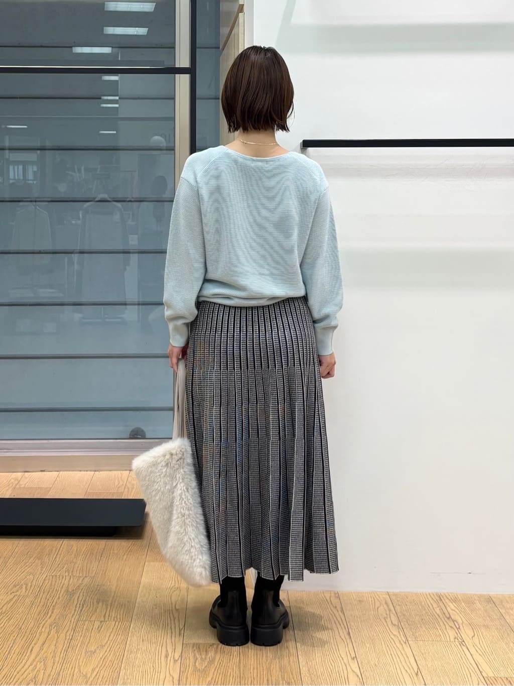 asamiさんの「INDIVI｜【ウール混ラメ素材】Vネック煌めきニット」を使ったコーディネート