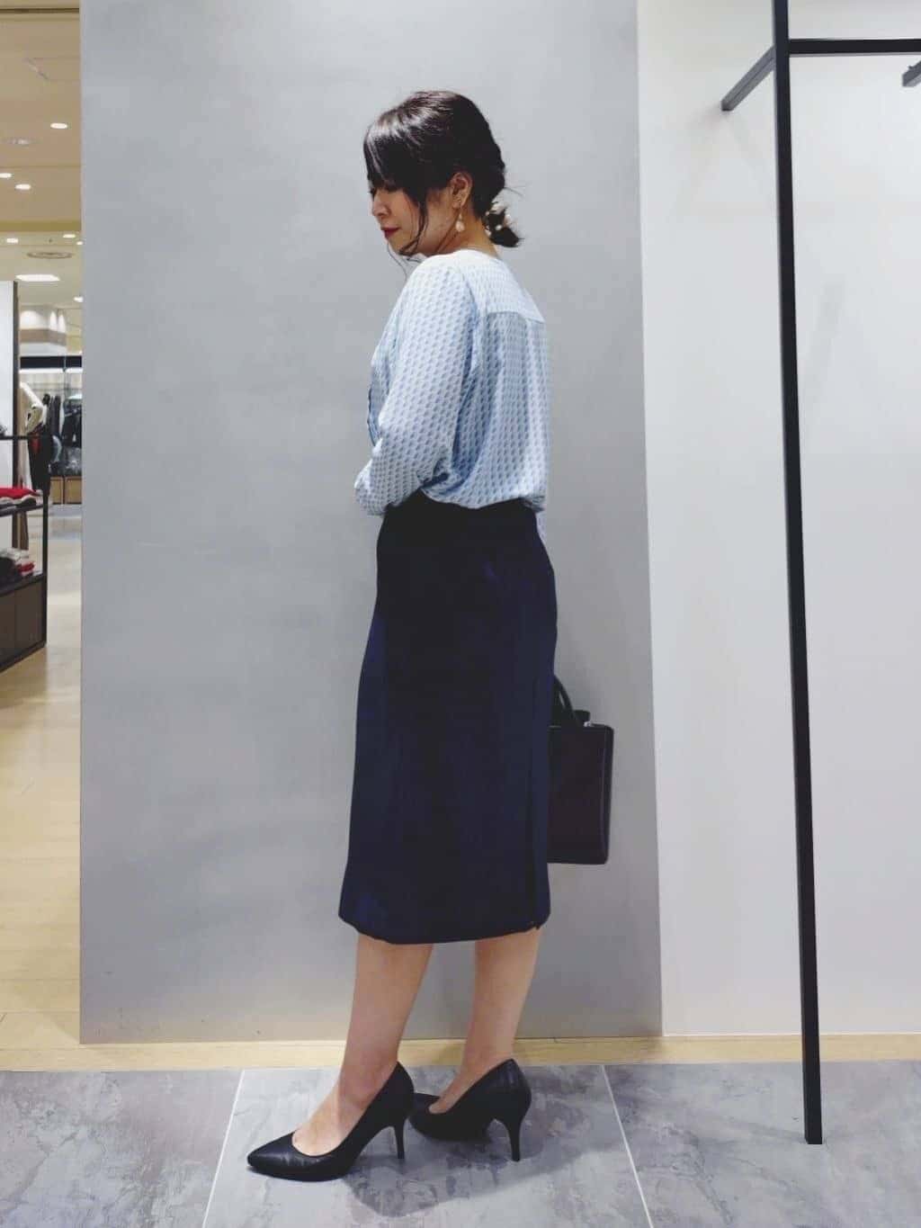 TOMOMIさんの「INDIVI｜【洗える／通勤／スーツ】メランジストレッチ タイトスカート」を使ったコーディネート