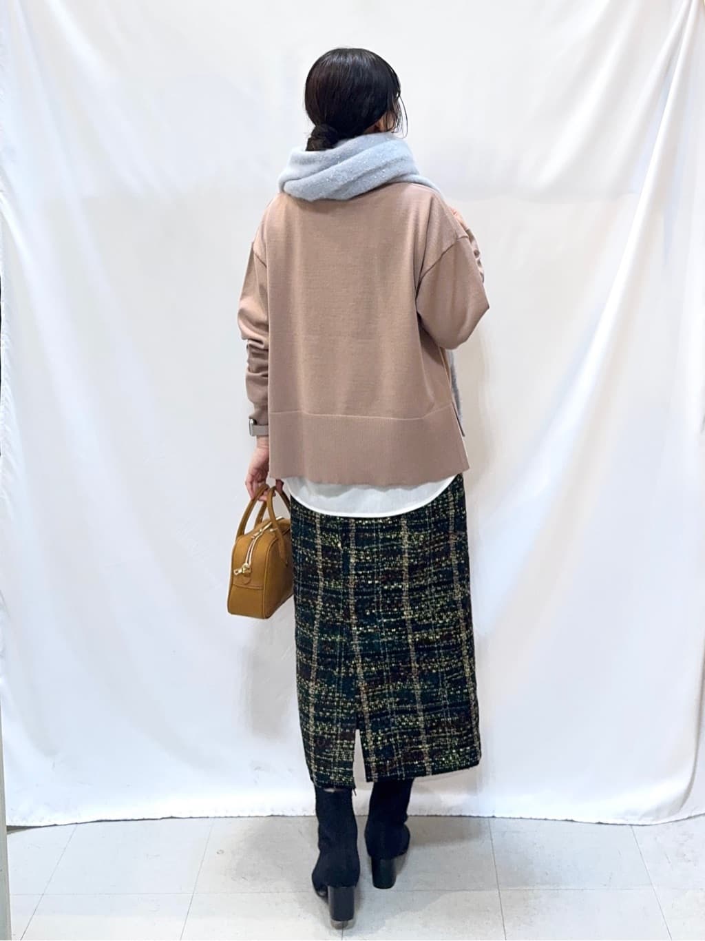𝐇𝐢𝐫𝐨𝐦𝐢さんの「SHOO･LA･RUE｜【S-LL】ミックスカラーで高見え ラメツイード ナロースカート」を使ったコーディネート