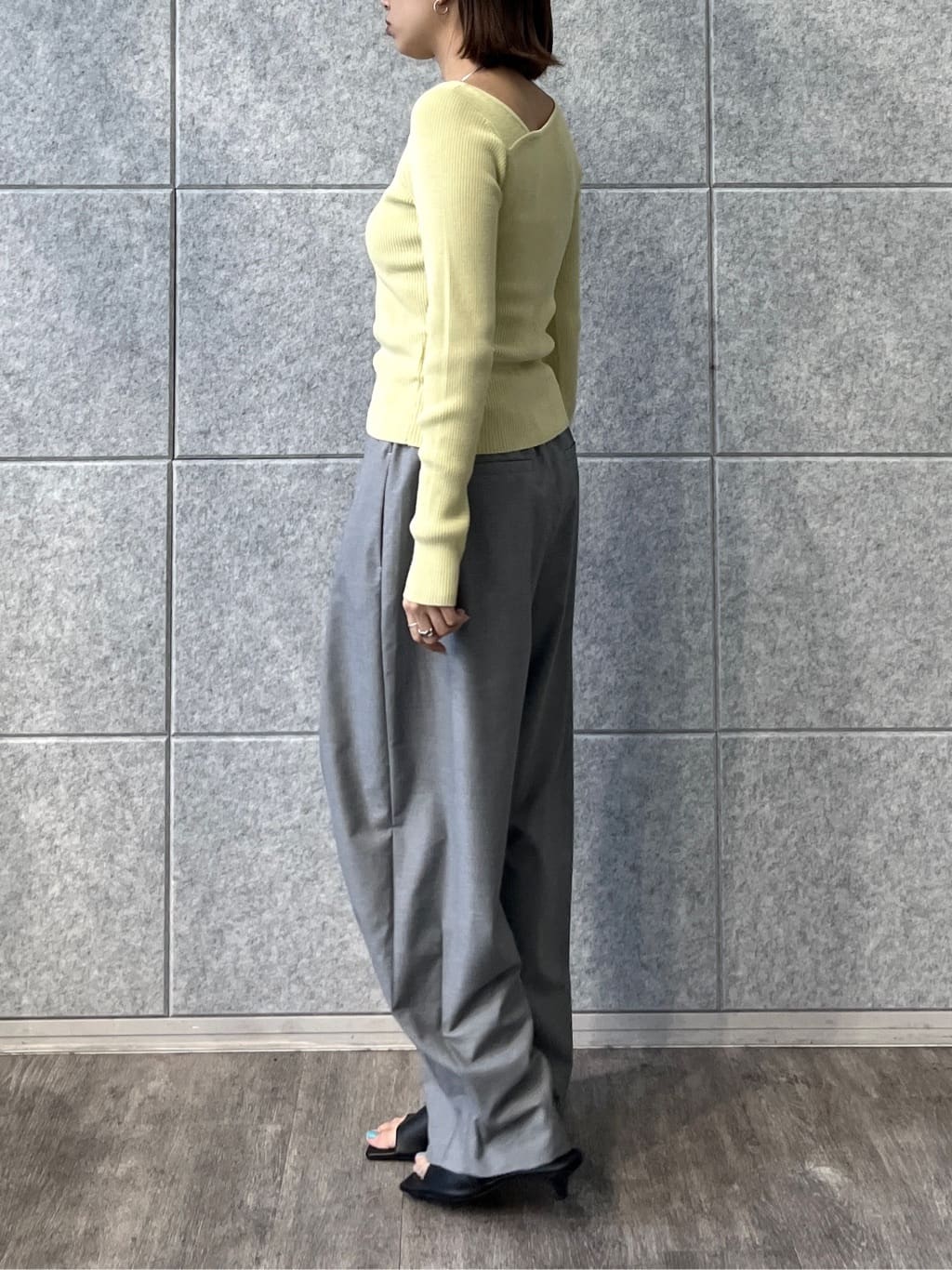 Harukaさんの「INDIVI｜オフショルスリットリブニット」を使ったコーディネート