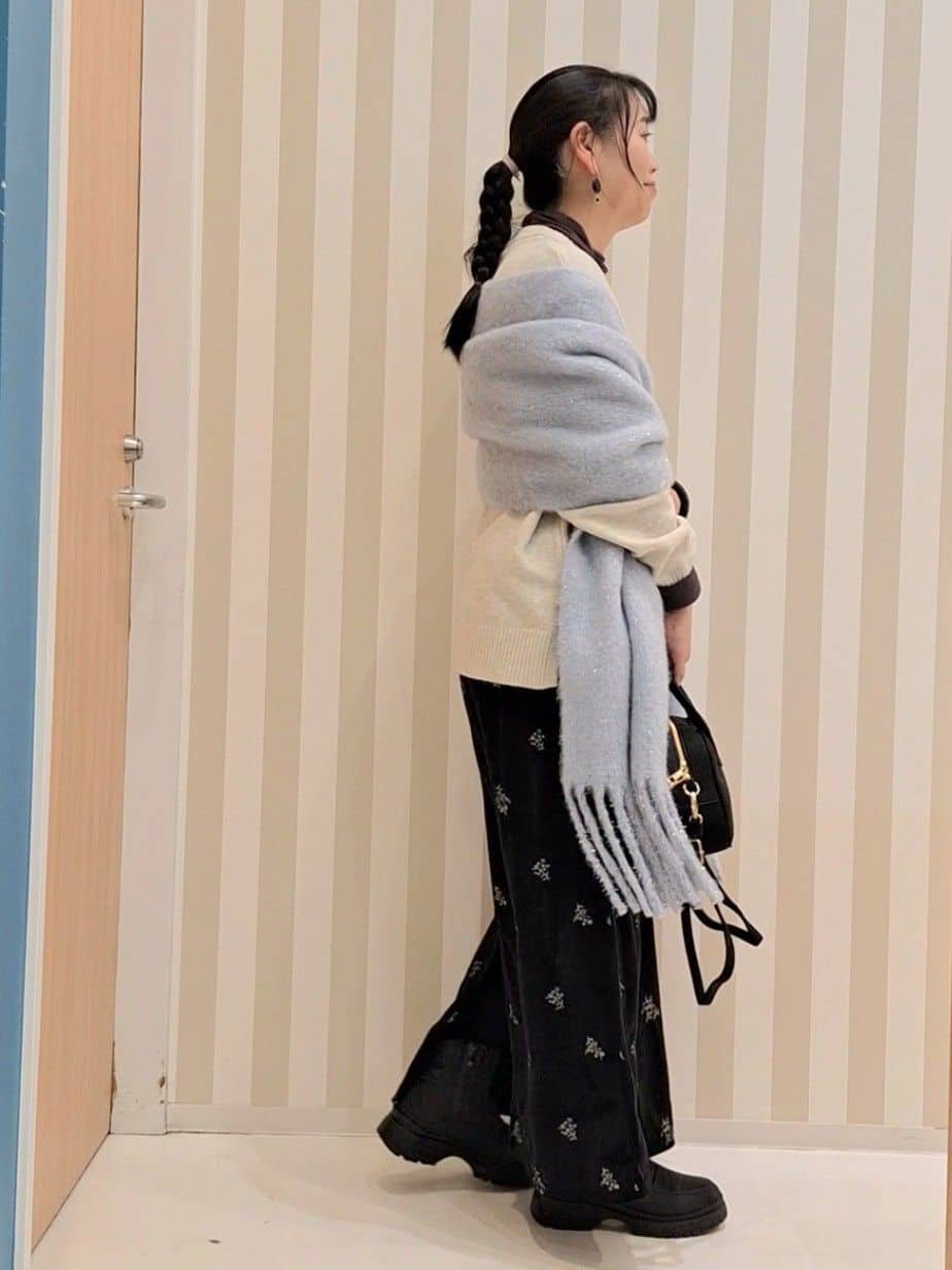 Saoさんの「SHOO･LA･RUE｜【S-LL/洗濯機可】ふわふわがやみつきになる柔らかさ スウェットライクロゴニット」を使ったコーディネート