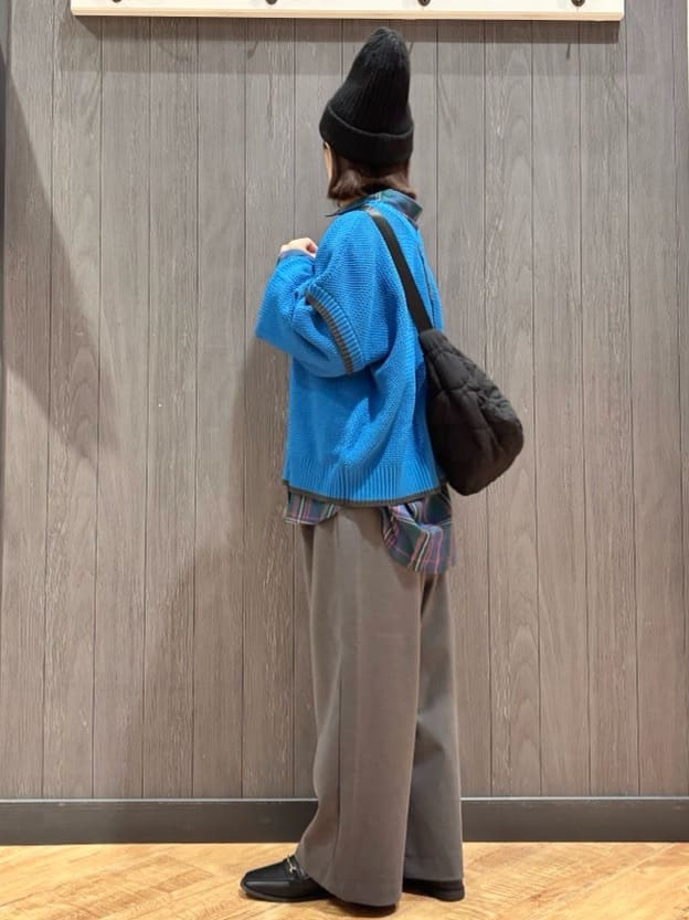 meiさんの「SHOO･LA･RUE｜【前後2WAY/S-LL】体型カバーもこなれ見えも叶う　ふんわりお袖の配色パイピングニット」を使ったコーディネート