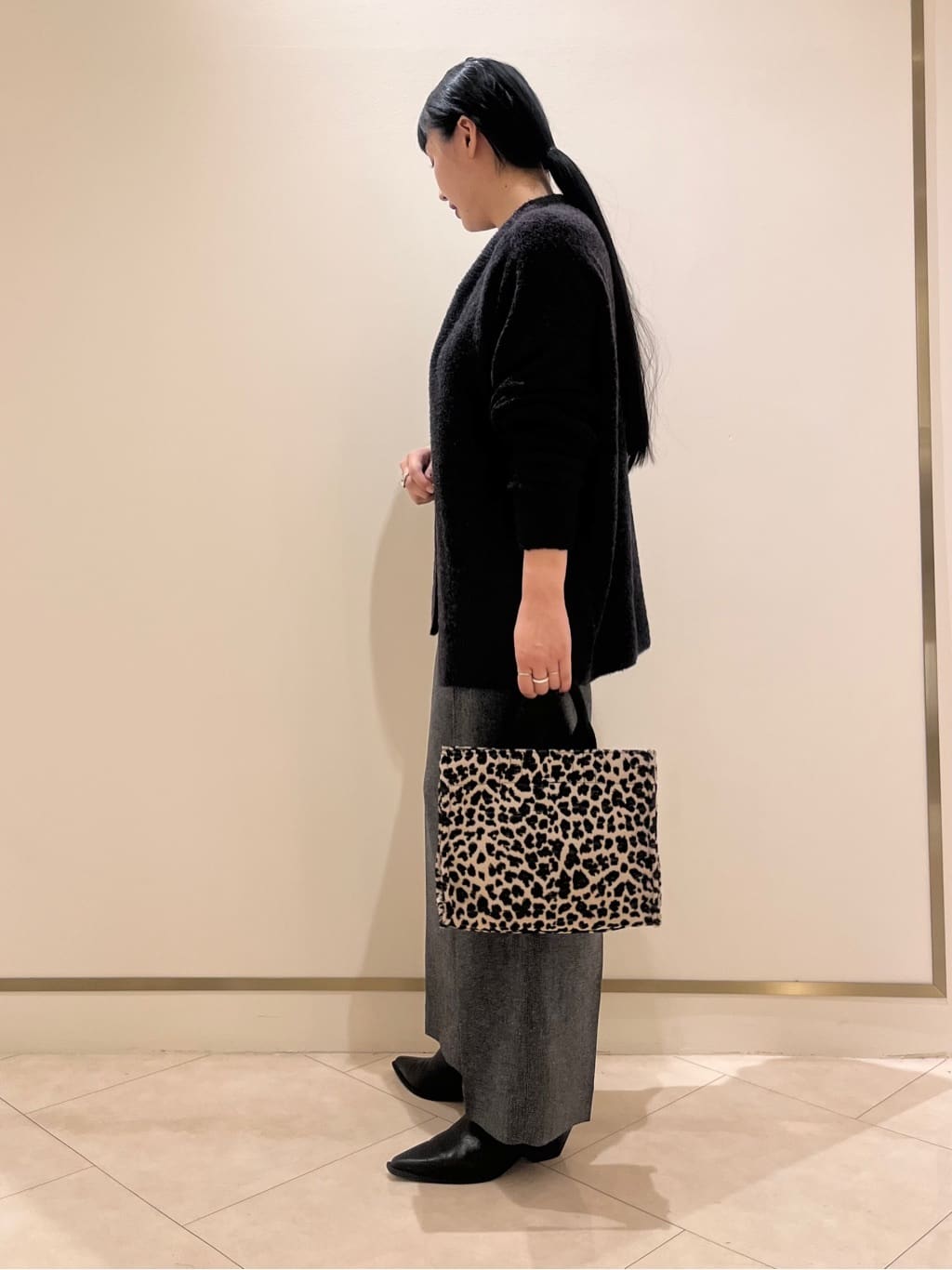 hasuさんの「INDIVI｜【ウール混ラメ素材】Vネック煌めきニット」を使ったコーディネート