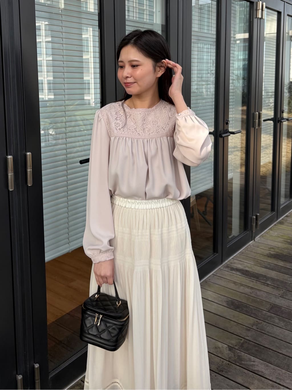 AOIさんの「Couture brooch｜【ハレの日・通勤】レースドッキング ブラウス」を使ったコーディネート