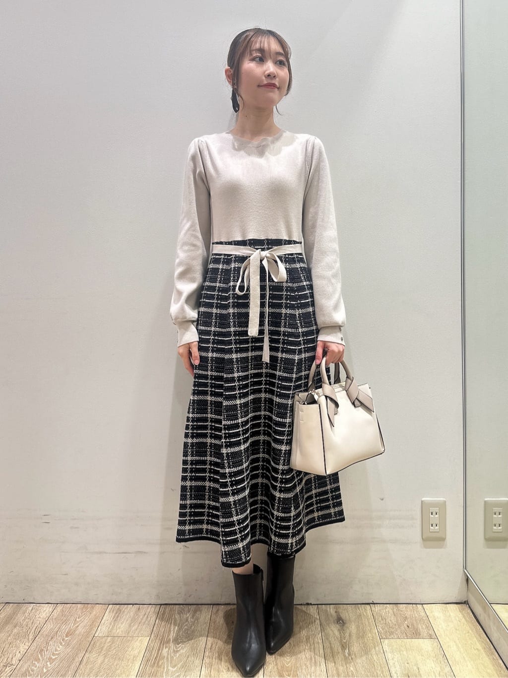MOMOさんの「index｜チェックラメジャカードニットワンピース」を使ったコーディネート