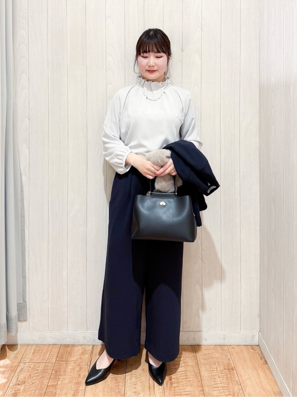 愛さんの「SHOO･LA･RUE｜【洗濯機可/セットアップ可/S-3L】きちんと楽に。カットジョーゼットノーカラージャケット」を使ったコーディネート