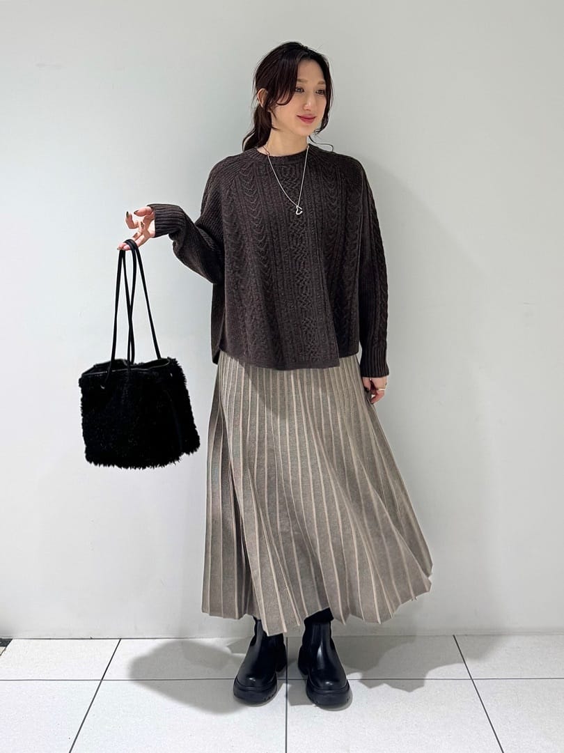 そんさんの「INDIVI｜【洗える】ケーブルデザイン ラウンドヘムニット」を使ったコーディネート
