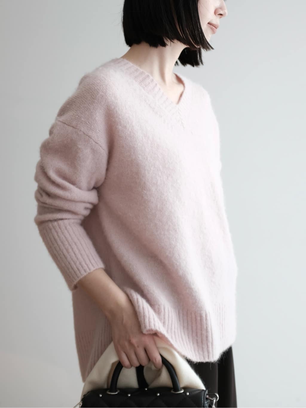 Kishimotoさんの「DRESSTERIOR｜アルパカブレンドVネックニット」を使ったコーディネート