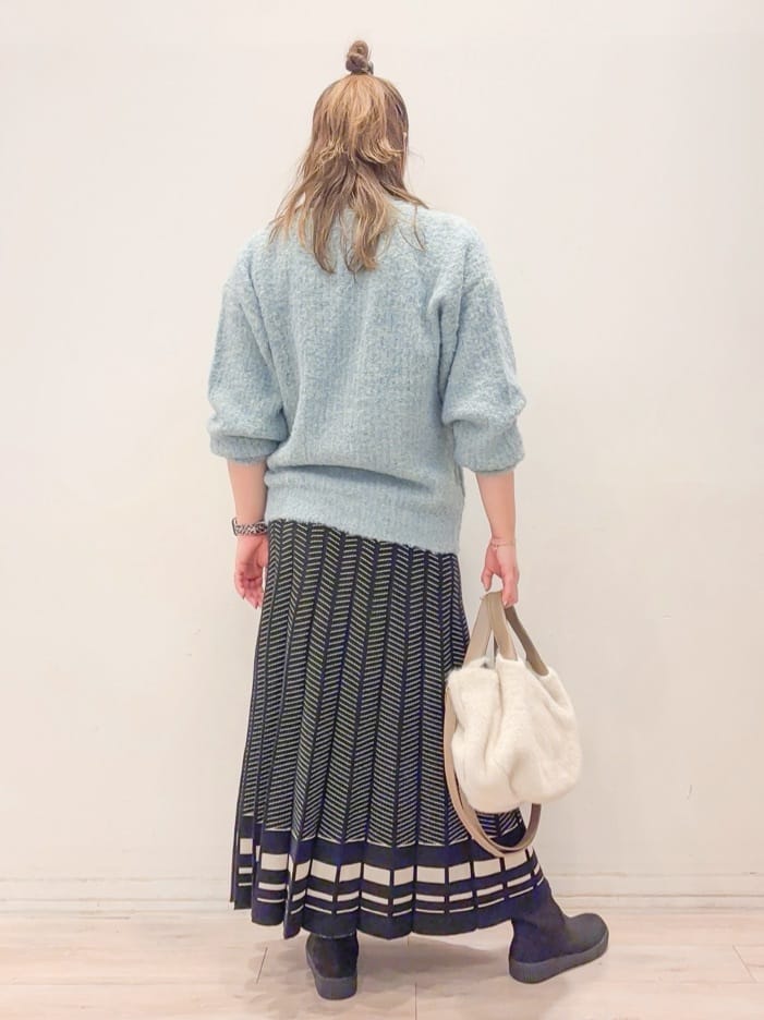 naoさんの「SHOO･LA･RUE｜ブークレカラーVネックカーディガン」を使ったコーディネート