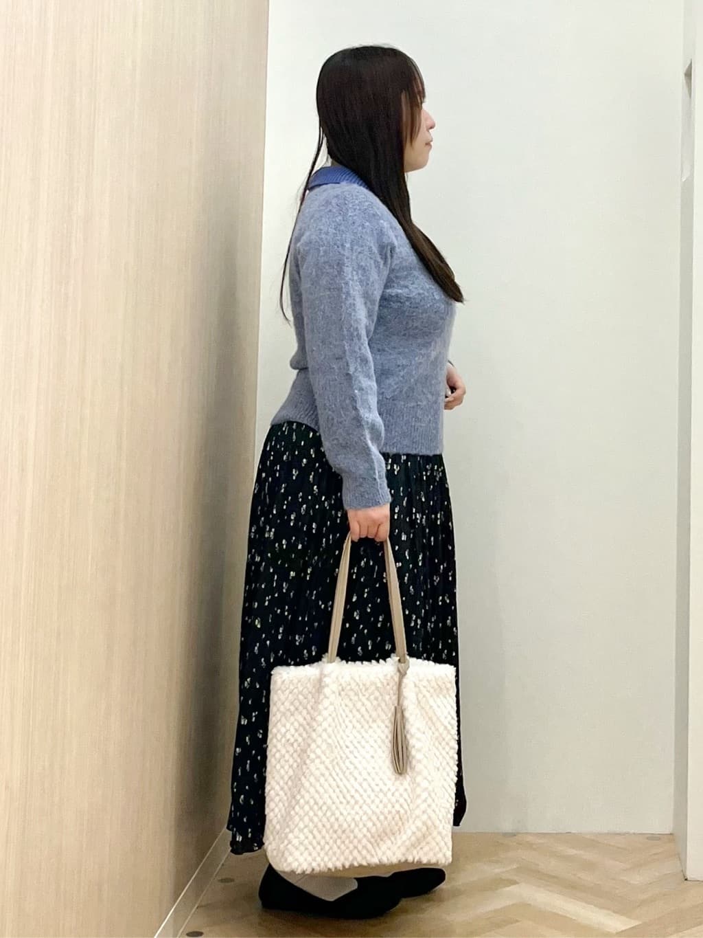 akariさんの「grove｜異素材ビッグカラーニット」を使ったコーディネート