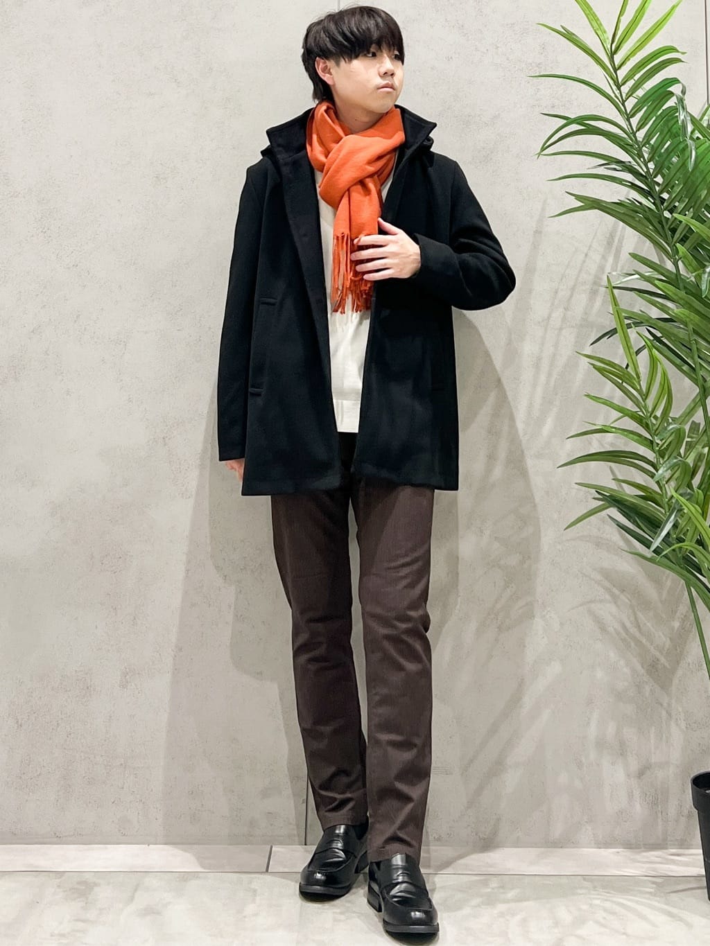 SHI-MAさんの「THE SHOP TK｜【冬のビジネスシーンに最適】シルキーモックネックニット　洗濯機OK」を使ったコーディネート