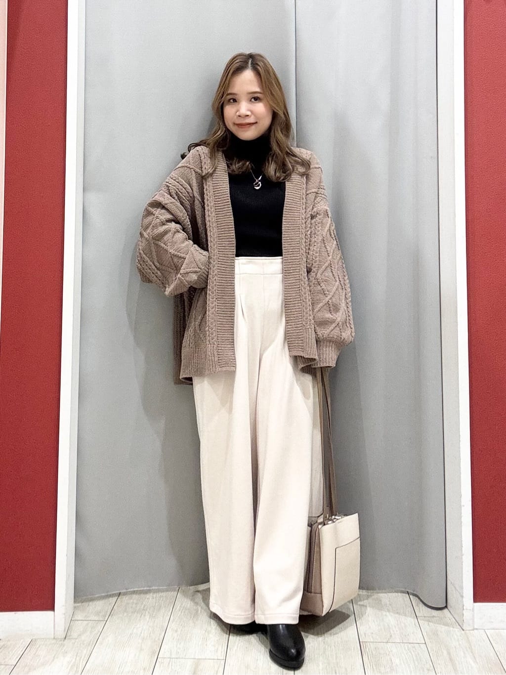 shioさんの「SHOO･LA･RUE｜【撥水/洗える】ショートフーディーダウン」を使ったコーディネート