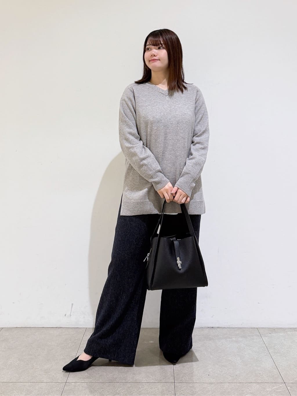 emikaさんの「INDIVI｜【洗える／チュニック丈／カシミヤ混】スリットデザインVネックニット」を使ったコーディネート