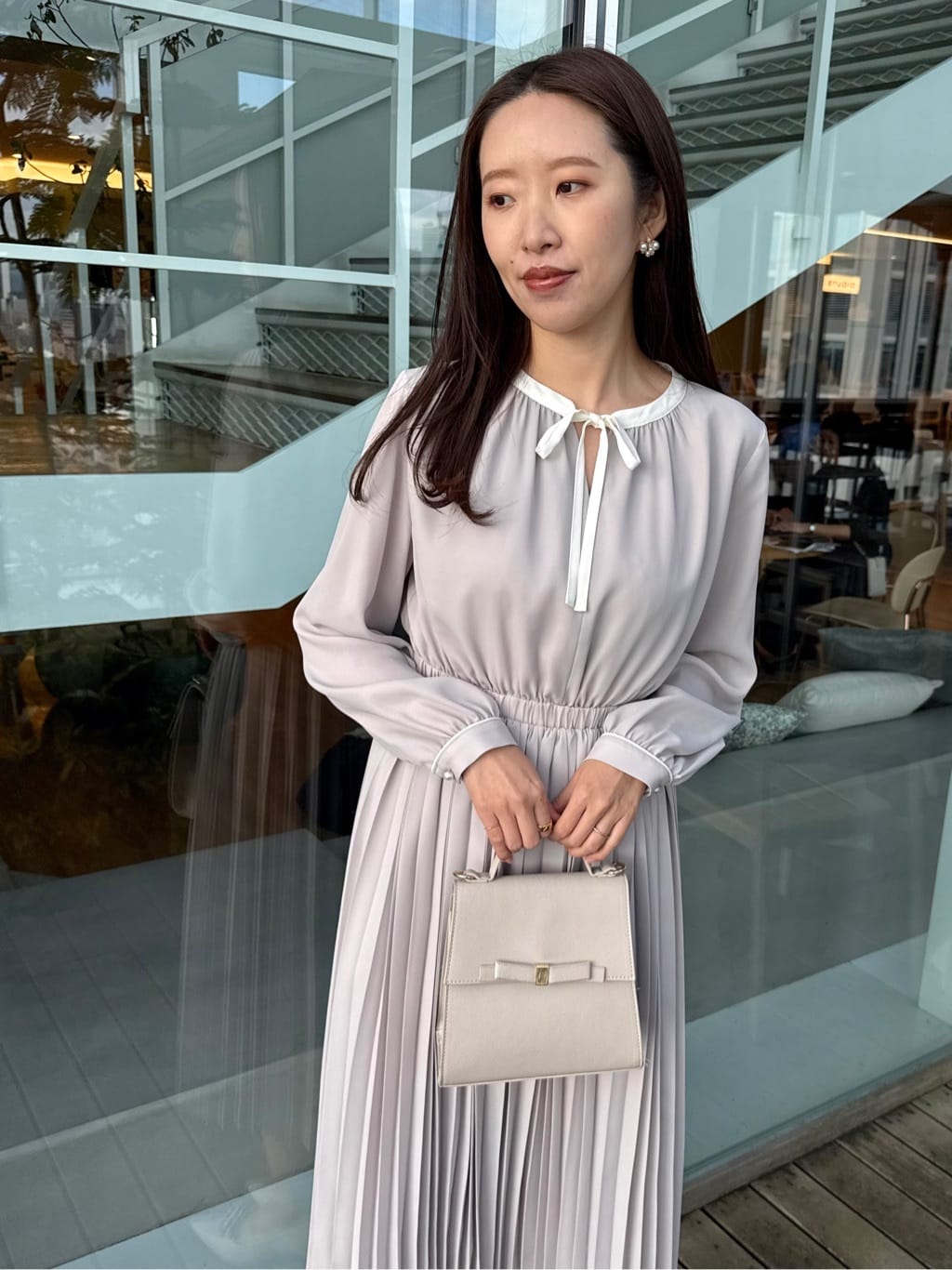 teiさんの「Couture brooch｜【ハレの日・通勤】配色シフォンプリーツ ワンピース」を使ったコーディネート