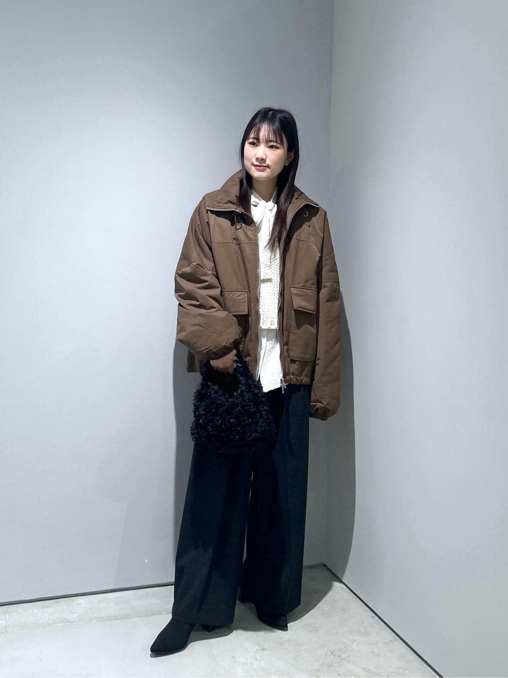 Renoさんの「INDIVI｜フェイクファーマイクロバッグ」を使ったコーディネート