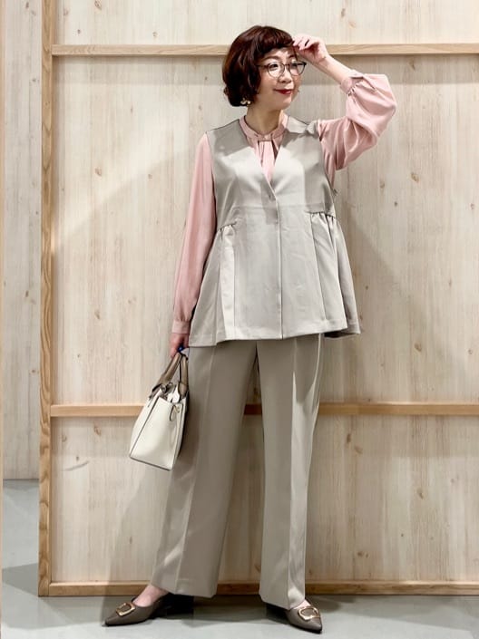 nakoさんの「THE SHOP TK｜【通勤・きちんと見えに】ダブルクロス ペプラムジレ/セットアップ可」を使ったコーディネート