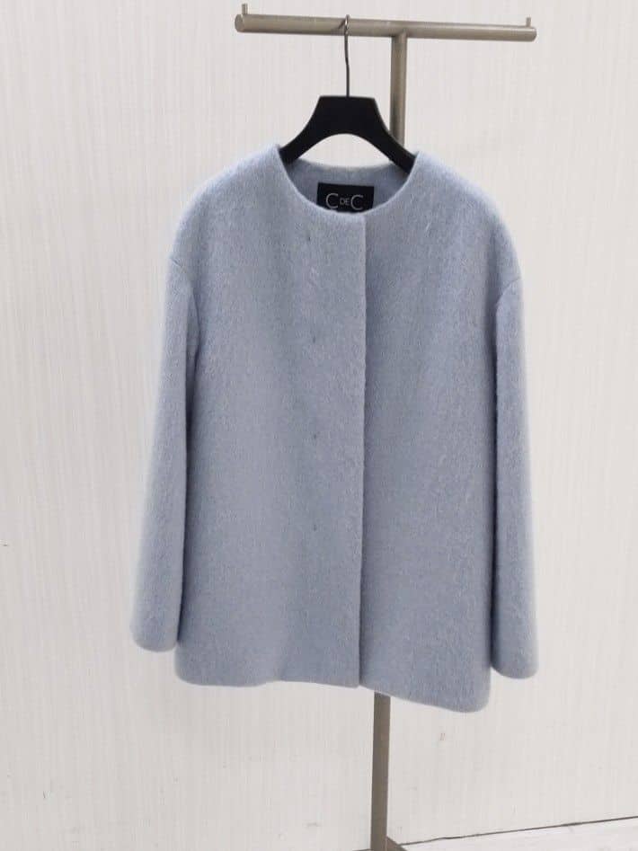 NAさんの「COUP DE CHANCE｜エコファーミニ／ワンタッチでつけ外し簡単／ふわふわ暖かい」を使ったコーディネート