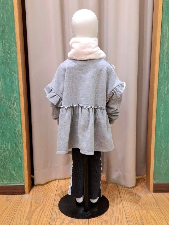 haruさんの「SHOO･LA･RUE｜【100-150cm】ラメ裏毛ペプラムトップス」を使ったコーディネート