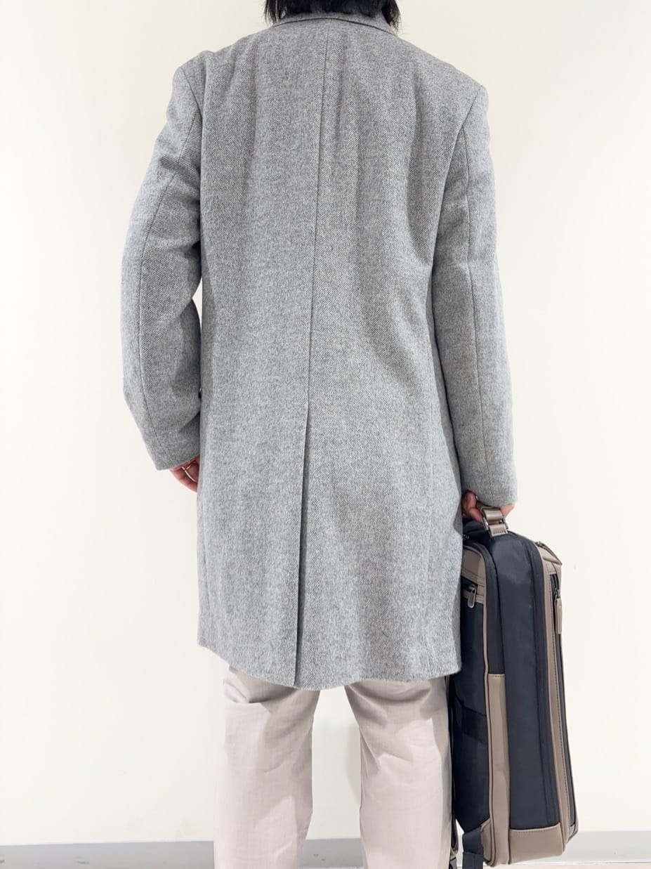 及川さんの「TAKEO KIKUCHI｜カシミヤブレンド ビーバー調ステンカラーコート」を使ったコーディネート
