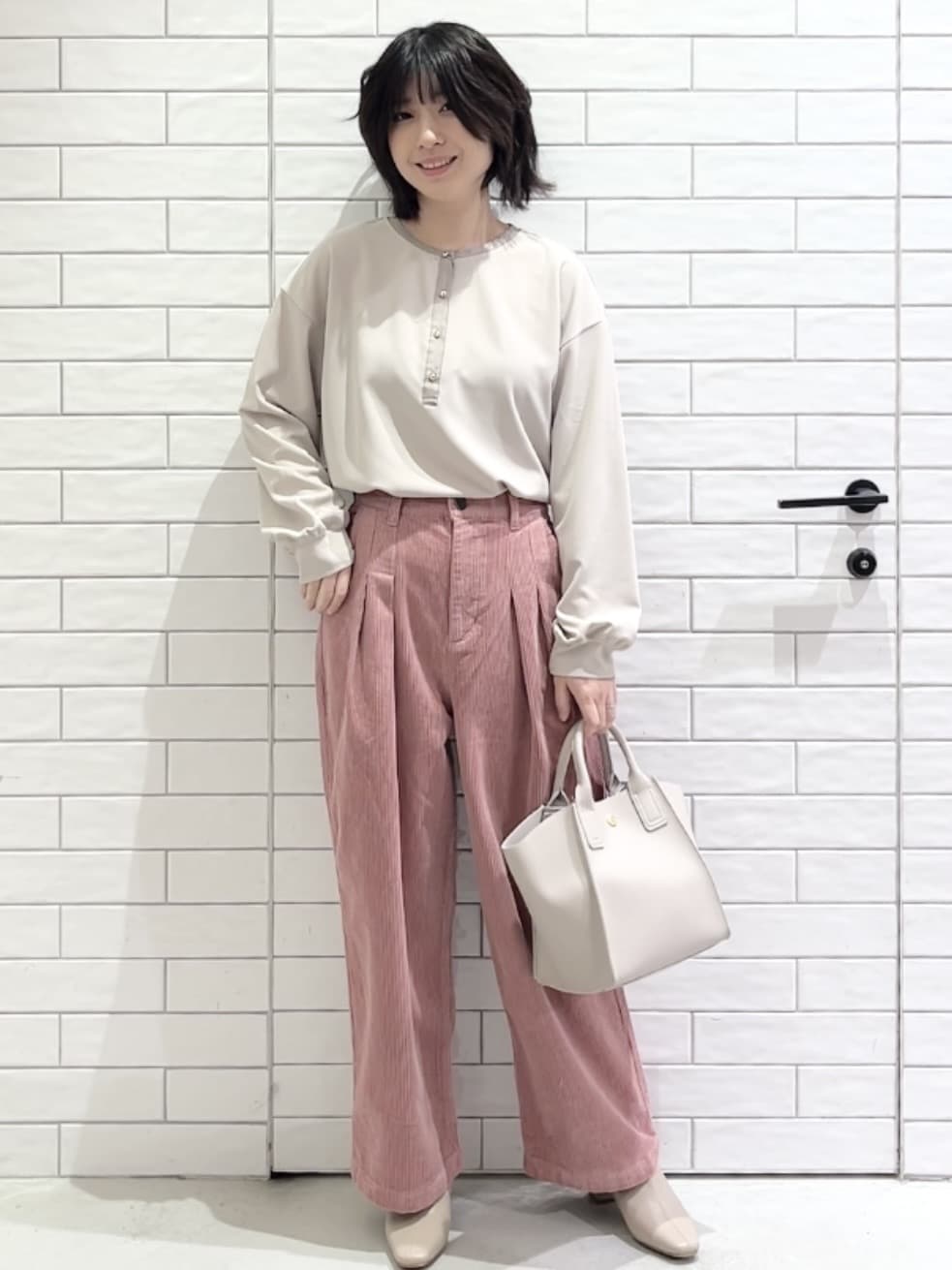 しおりさんの「OPAQUE.CLIP｜サテン使いヘンリーネックトップス【洗濯機OK】」を使ったコーディネート