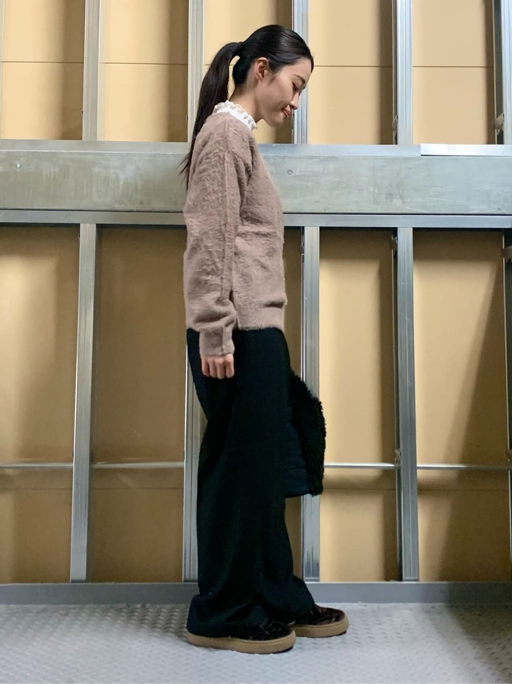 sahoさんの「THE SHOP TK｜【華やかで柔らか】ふわふわフェザーニット/洗える・前後2WAY」を使ったコーディネート