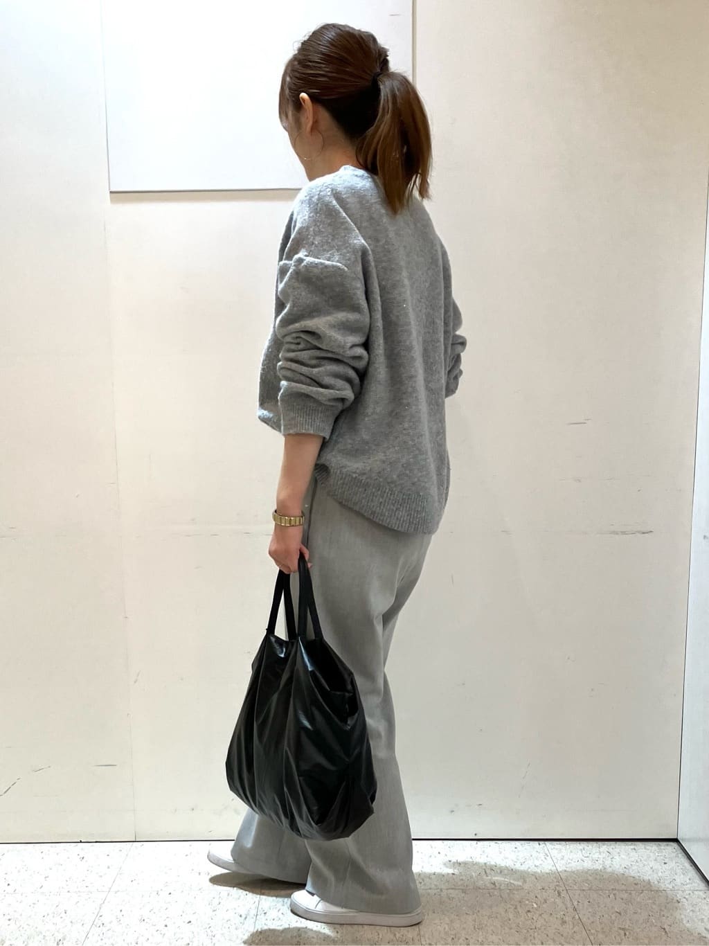 kozuさんの「Reflect｜【選べる5色／ゆったりシルエット】Vネックスパンコールニット」を使ったコーディネート