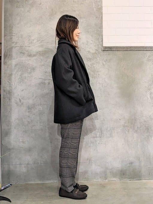  E.Yさんの「THE SHOP TK｜【すっきりシルエットが叶う】大人のためのVネックニット/毛玉になりにくい/静電気防止/洗濯機OK」を使ったコーディネート