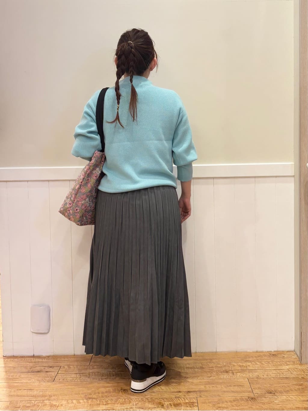 ハチさんの「SHOO･LA･RUE｜【毛玉になりにくい/洗濯機可/S-LL】お袖パールの上品ニット」を使ったコーディネート