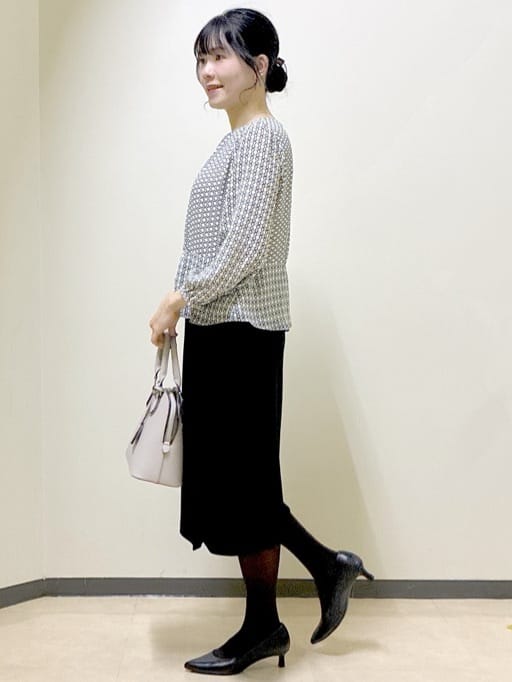  beni_gingerさんの「Reflect｜【きちんと見え／セットアップ可／通勤におすすめ◎】ペプラムプリントブラウス」を使ったコーディネート