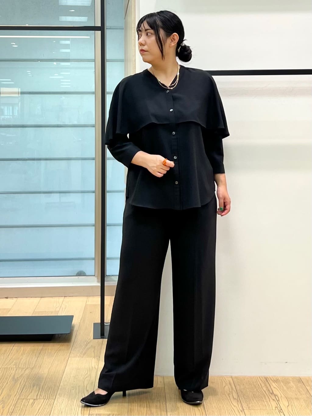 shimaさんの「INDIVI｜【羽織りとしても活躍！】ケープカラーブラウス」を使ったコーディネート