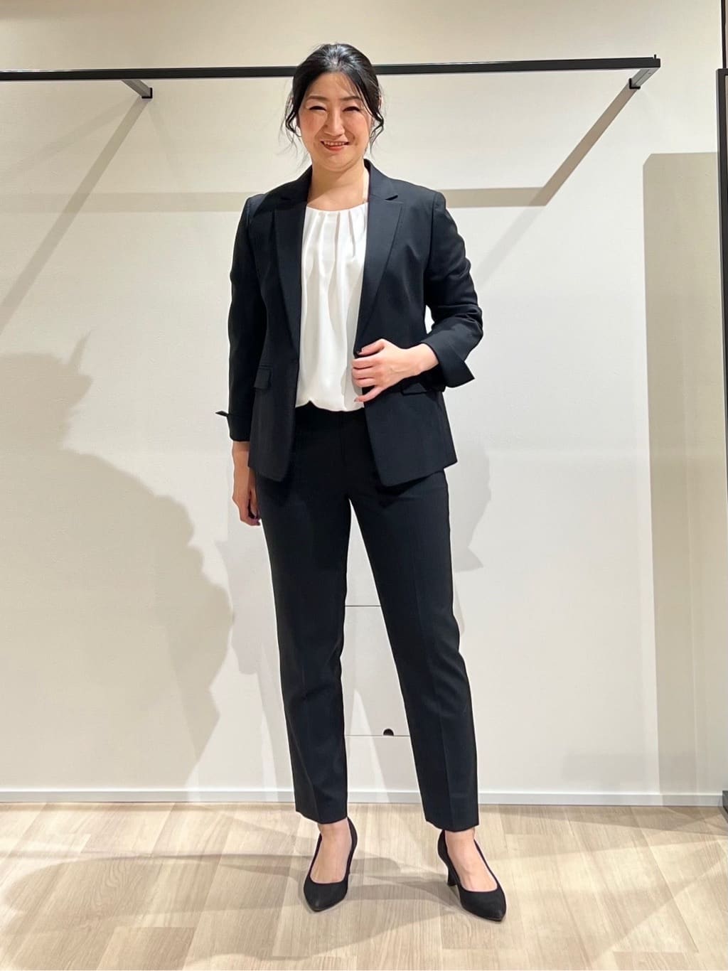 TOMOMIさんの「UNTITLED｜【洗える/お仕事スーツ】レジェールギャバ 背抜きテーラードジャケット」を使ったコーディネート