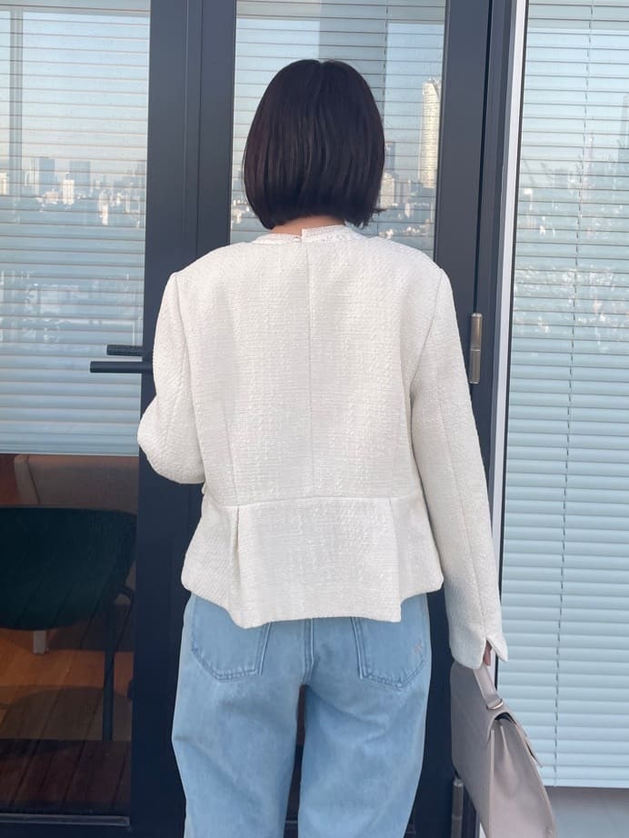 abeさんの「Couture brooch｜【ハレの日・通勤】レースドッキング ブラウス」を使ったコーディネート