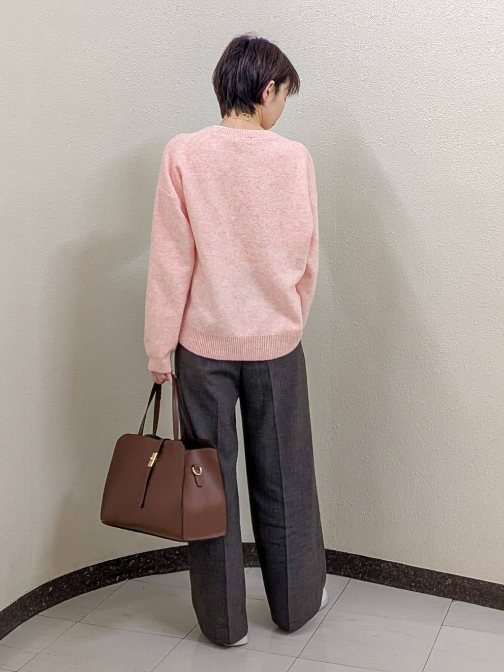 ホンマさんの「Reflect｜【選べる5色／ゆったりシルエット】Vネックスパンコールニット」を使ったコーディネート