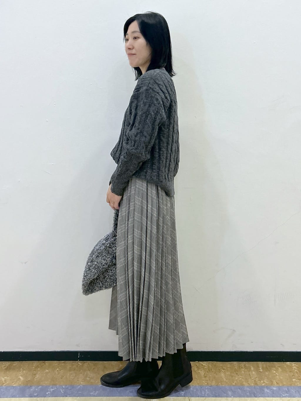 su.さんの「index｜ラメ混ファンシーケーブルVネックニット【洗濯機OK】」を使ったコーディネート