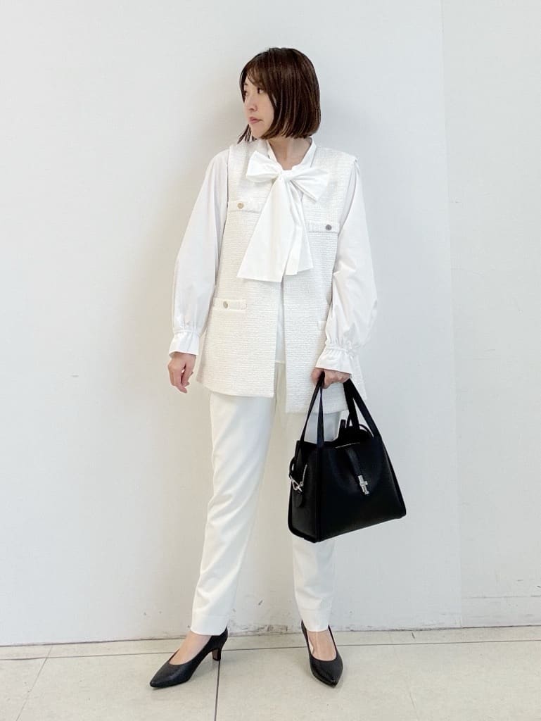 yoshiyaさんの「INDIVI｜【褒められパンツ／高ストレッチ】タックテーパードパンツ」を使ったコーディネート