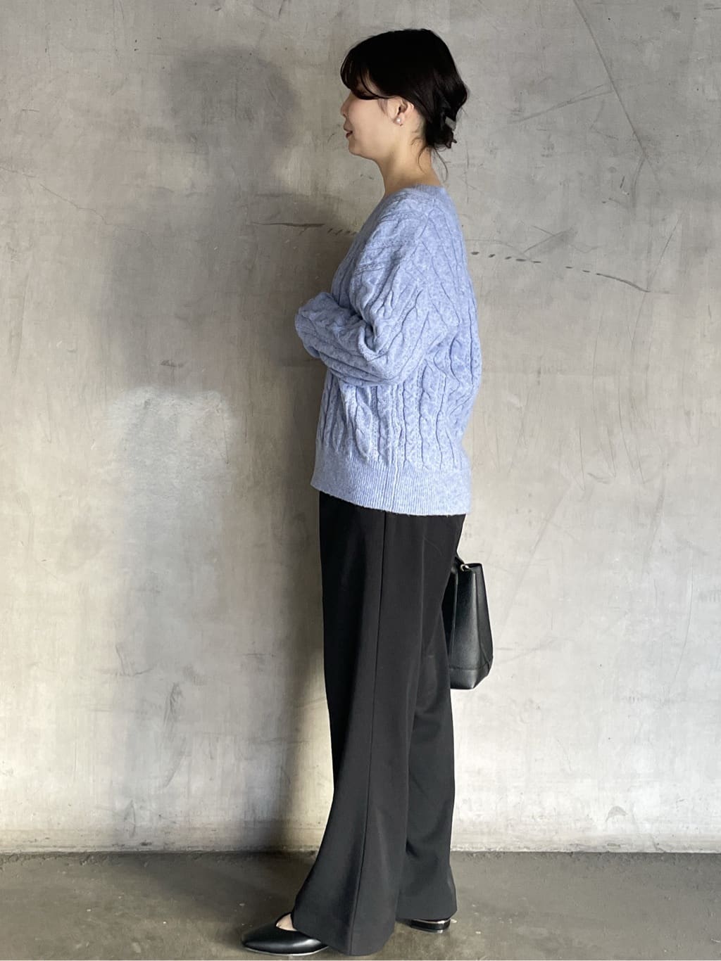 tomokoさんの「OPAQUE.CLIP｜ラメ混ファンシーケーブルVネックニット【洗濯機OK】」を使ったコーディネート