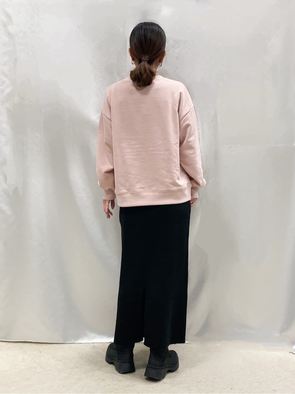 thさんの「SHOO･LA･RUE｜【S-LL】カジュアルすぎない大人のフォト刺繍裏毛スウェット」を使ったコーディネート