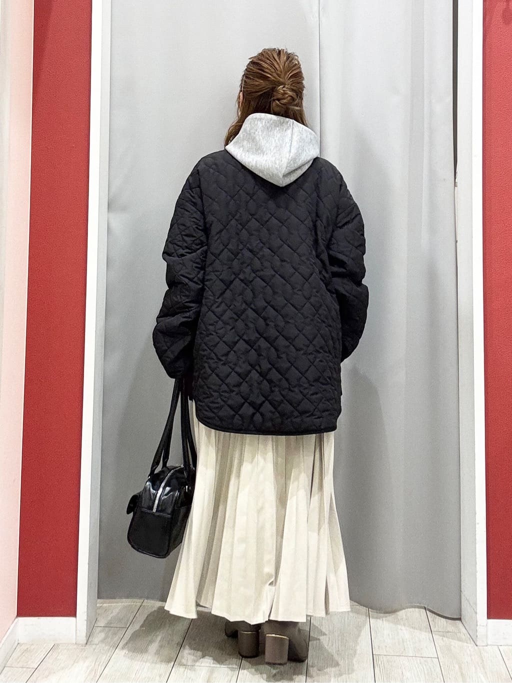 shioさんの「SHOO･LA･RUE｜【セットアップ可/S-LL/なめらかタッチ】選べる3柄 ロゴ入りプルパーカ」を使ったコーディネート