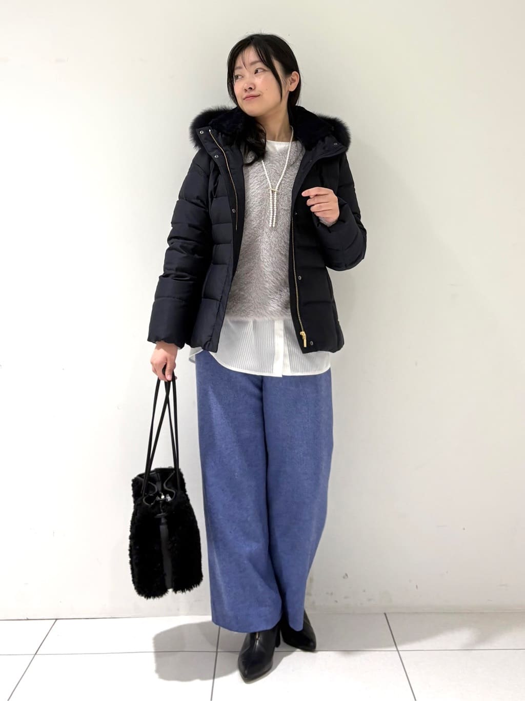 momokoさんの「INDIVI｜【名品／撥水／抗菌防臭】ショート丈リサイクルダウンコート」を使ったコーディネート