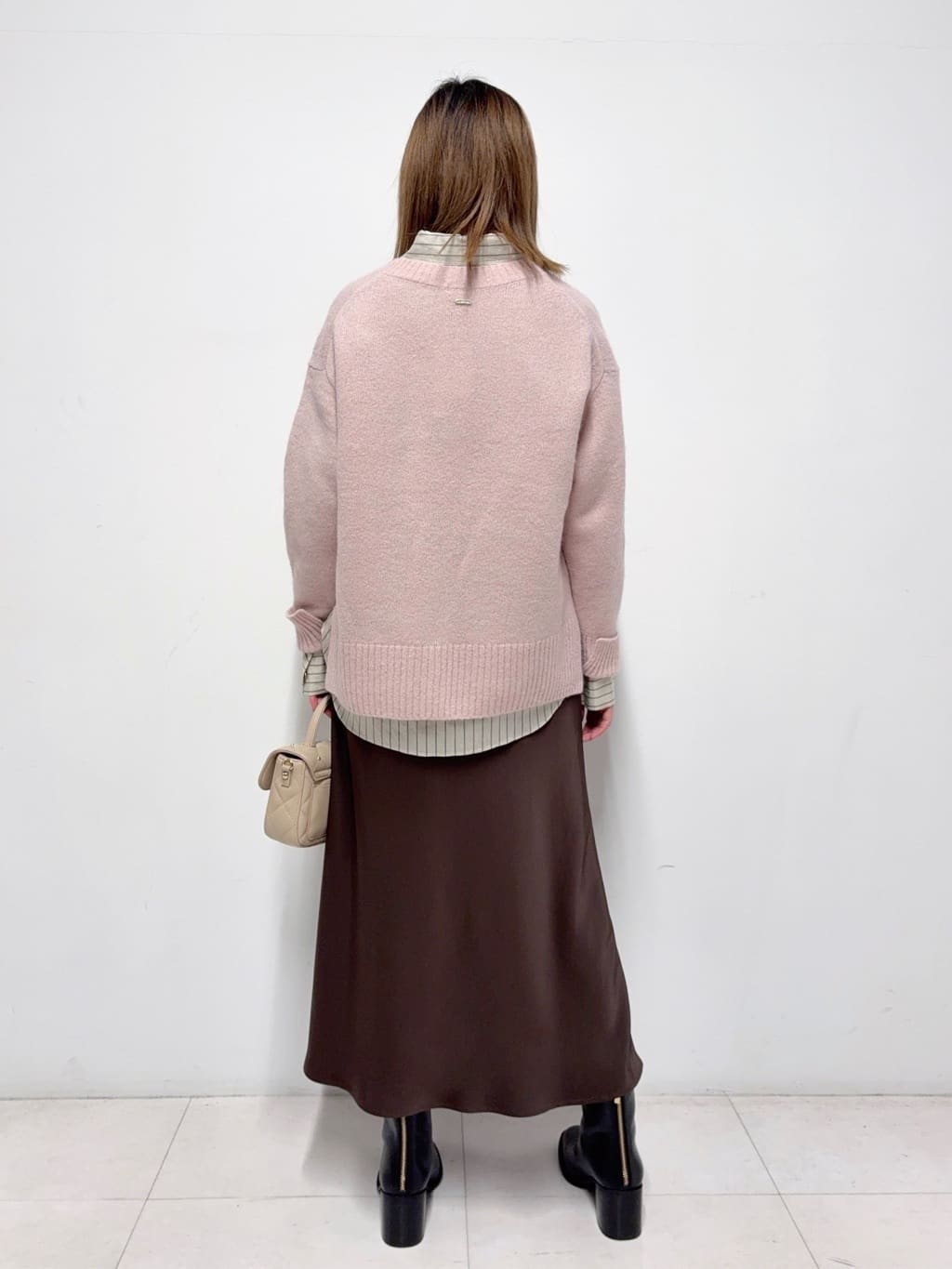 Nishijimaさんの「DRESSTERIOR｜アルパカブレンドVネックニット」を使ったコーディネート