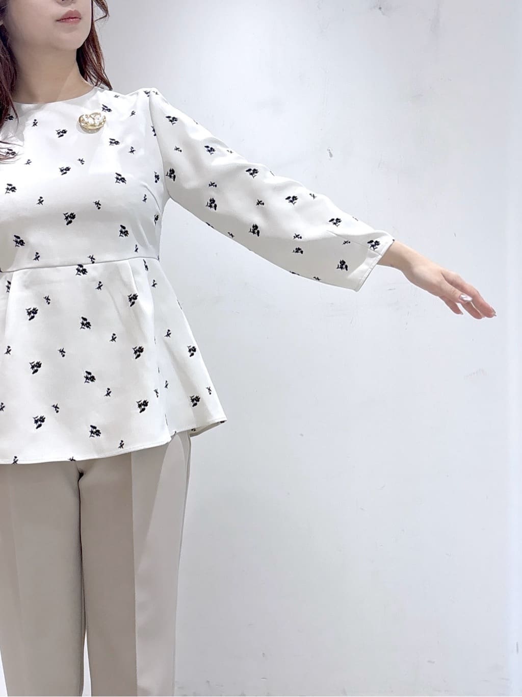 UDOさんの「OPAQUE.CLIP｜フラワー刺繍ペプラムブラウス【洗濯機OK】」を使ったコーディネート