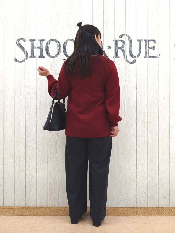 とろろさんの「SHOO･LA･RUE｜気になるお腹周りをカバー ケーブル編みペプラムニット」を使ったコーディネート