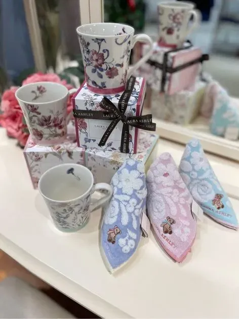 ギフトにおすすめ！】リス刺繍 クリスマスタオルハンカチ（ハンカチ