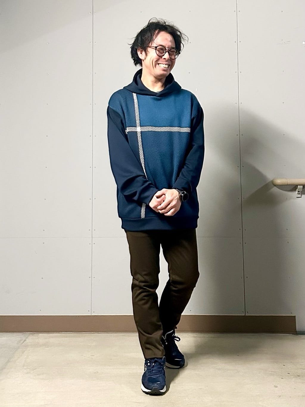 KENJI Iさんの「THE SHOP TK｜【大人の休日スタイルにはこれ！】フロントチェック柄ニットパーカ　洗濯機OK」を使ったコーディネート