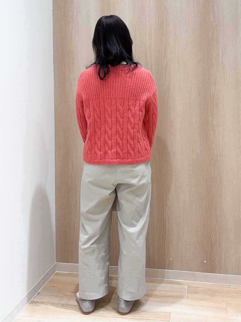 miraiさんの「grove｜ふんわり包み込む ケーブルボートネックニット」を使ったコーディネート