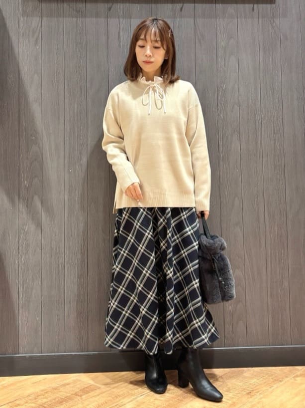 meiさんの「SHOO･LA･RUE｜【洗濯機可/セットアップ可】さりげないラメ使いで差をつける クルーネックニット」を使ったコーディネート